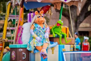 Miss Piggy Returns to Disneyland Parade