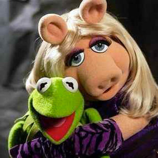 Miss Piggy hugs Kermit