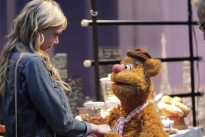 THE MUPPETS - "Pig Girls Don't Cry (Pilot)" - Miss Piggy is furious that Kermit booked Elizabeth Banks as a guest on her late night talk show Up Late with Miss Piggy, Fozzie Bear meets his girlfriend's parents, and Grammy Award-winning rock band Imagine Dragons performs their new single "Roots," on the season premiere of "The Muppets," TUESDAY SEPTEMBER 22 (8:00-8:30 p.m., ET) on the ABC Television Network. (ABC/Andrea McCallin) FOZZIE BEAR
