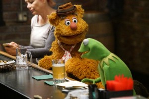 THE MUPPETS - "Bear Left then Bear Write" - Fozzie takes things a little too far when Kermit offers him advice and Nick Offerman steps in to help the gang. Meanwhile, Christina Applegate guests on "Up Late," and brings Miss Piggy a sweet surprise that doesn't go over well and Pepe, Rizzo and Liam Hemsworth try to help Gonzo out with his online dating situation, on "The Muppets," TUESDAY, OCTOBER 6 (8:00-8:30 p.m., ET) on the ABC Television Network. (ABC/Adam Taylor) FOZZIE BEAR, KERMIT THE FROG