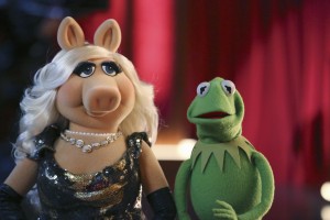 THE MUPPETS - "Ex-Factor"- Kermit is scrambling to find the perfect birthday gift for Denise, so he turns to Miss Piggy for help. Meanwhile, Kristin Chenoweth agrees to do a gig with The Electric Mayhem and inadvertently causes a rift between the band, on "The Muppets," TUESDAY, NOVEMBER 3 (8:00-8:30 p.m., ET) on the ABC Television Network. (ABC/Carol Kaelson) MISS PIGGY, KERMIT THE FROG