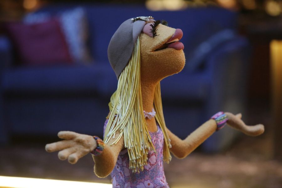 Promos & Photos for The Muppets Episode 7 – “Pig’s In a Blackout”