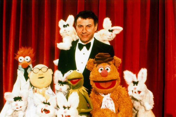 Alan Arkin on The Muppet Show with Beaker, Bunsen, Kermit, Fozzie, and Muppet rabbits